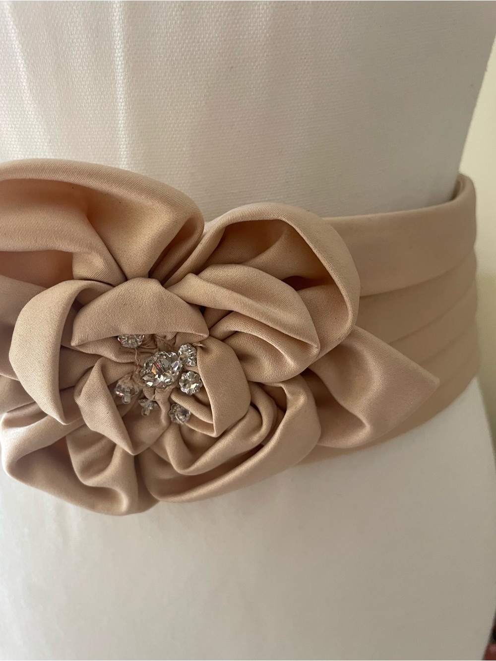 Neutral Beige Floral Obi Belt with Center Embellishment -EUC - Picture 4 of 13